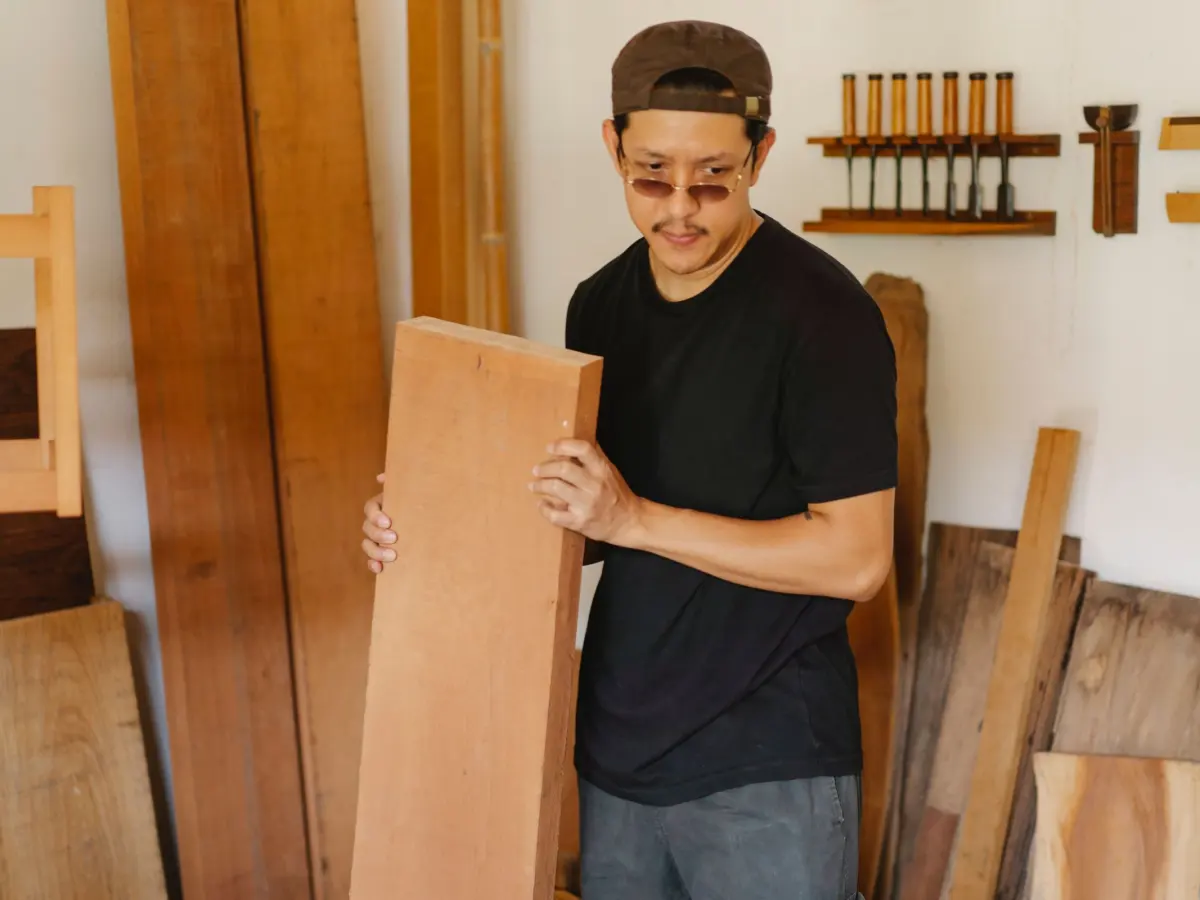 artisan terrasse bois mougins Artisan menuisier choisissant une planche de bois