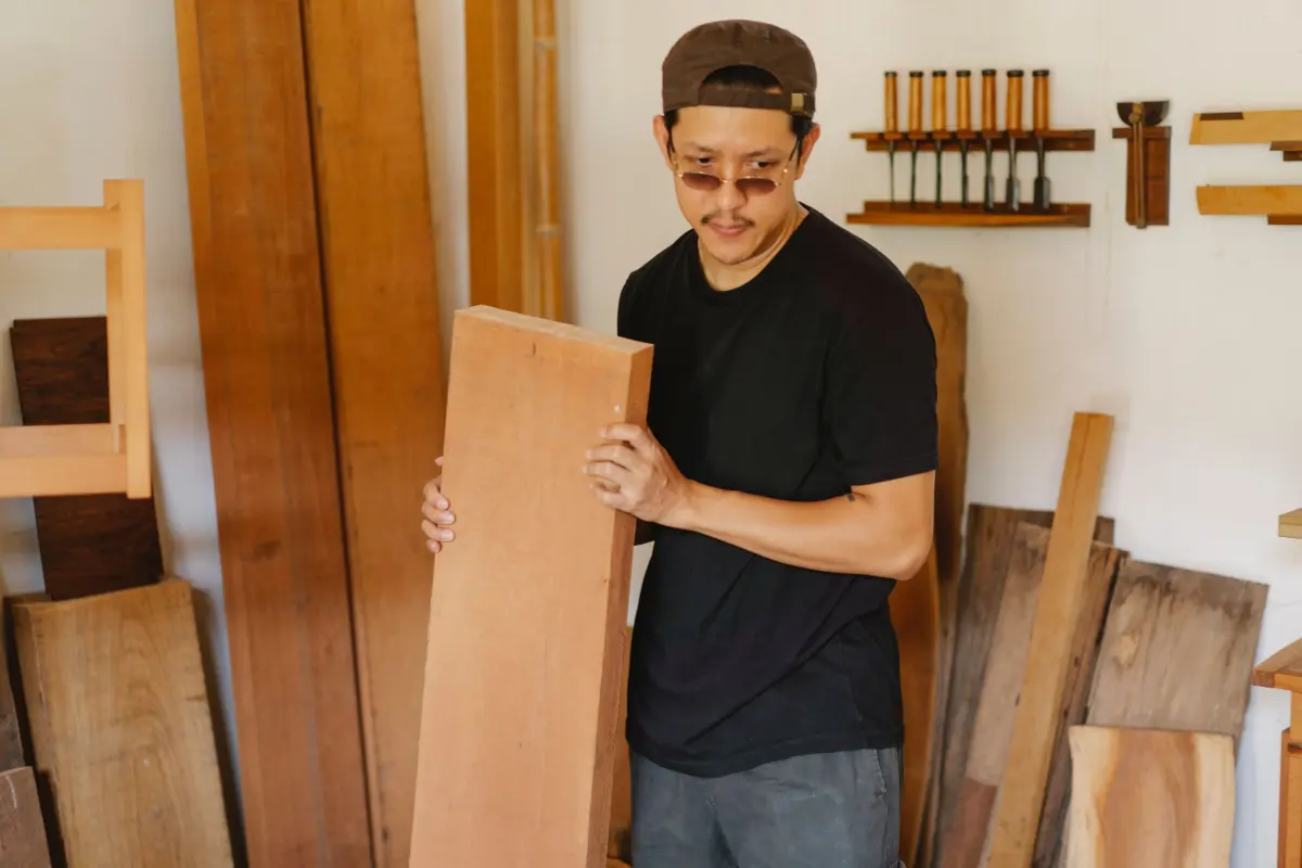 menuisier terrasse bois tournamy Artisan menuisier choisissant une planche