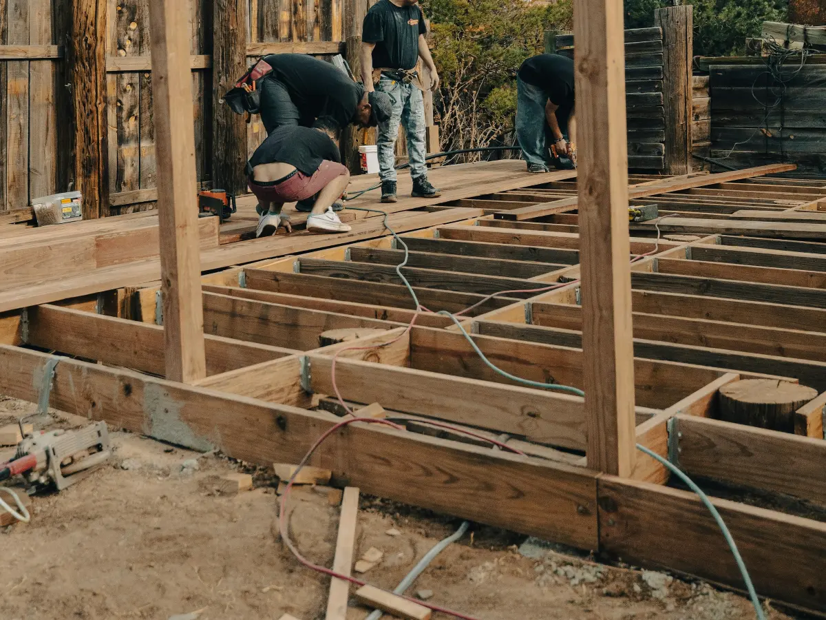 pose lambourdes terrasse bois mougins Artisans au travail sur la structure d'une terrasse en bois
