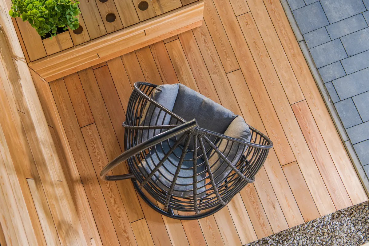 Terrasse en bois naturel avec fauteuil suspendu à Mougins