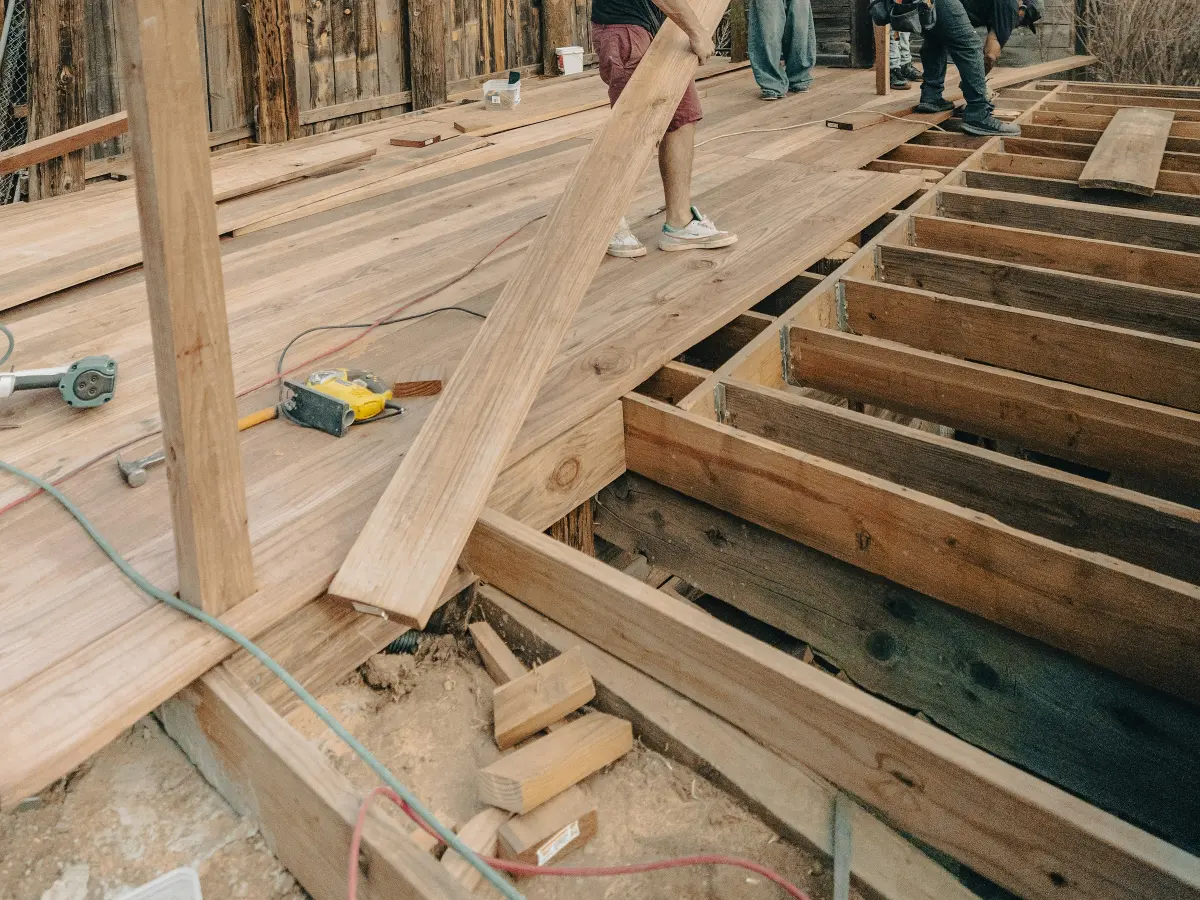 remplacement lames terrasse bois mougins Ossature en bois d'une grande terrasse en construction
