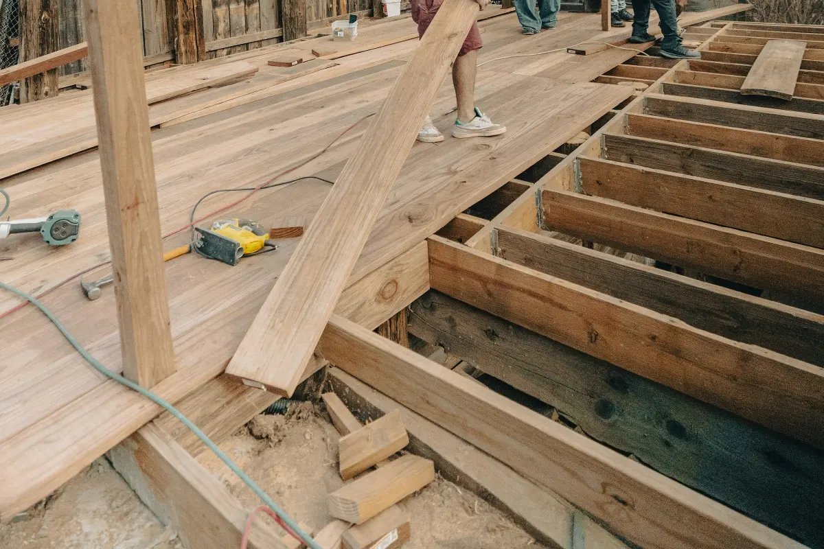 structure terrasse bois le devens Ossature en bois d’une grande terrasse en construction