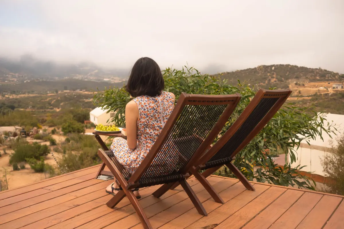 Terrasse en bois avec transats face aux collines à Mougins