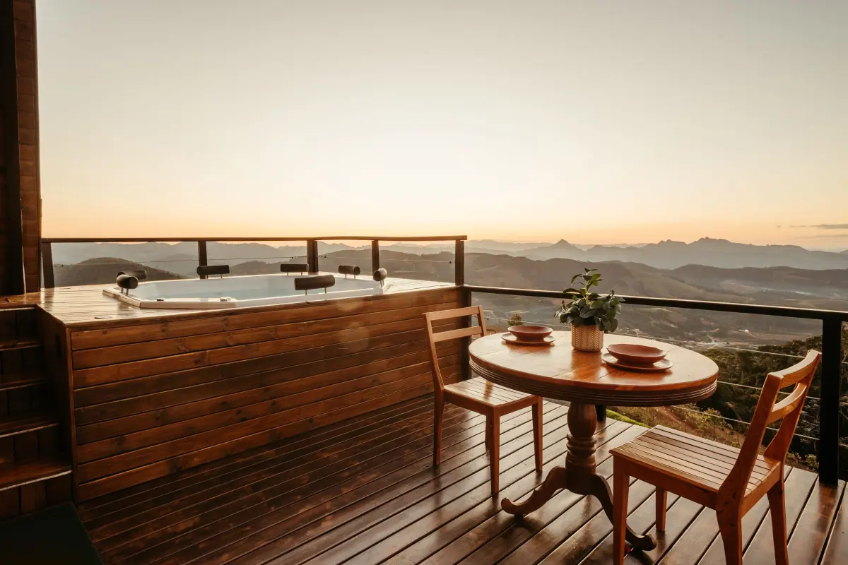 terrasse bois le devens Terrasse en bois au Devens à Mougins : terrasse en bois avec spa et vue dégagée
