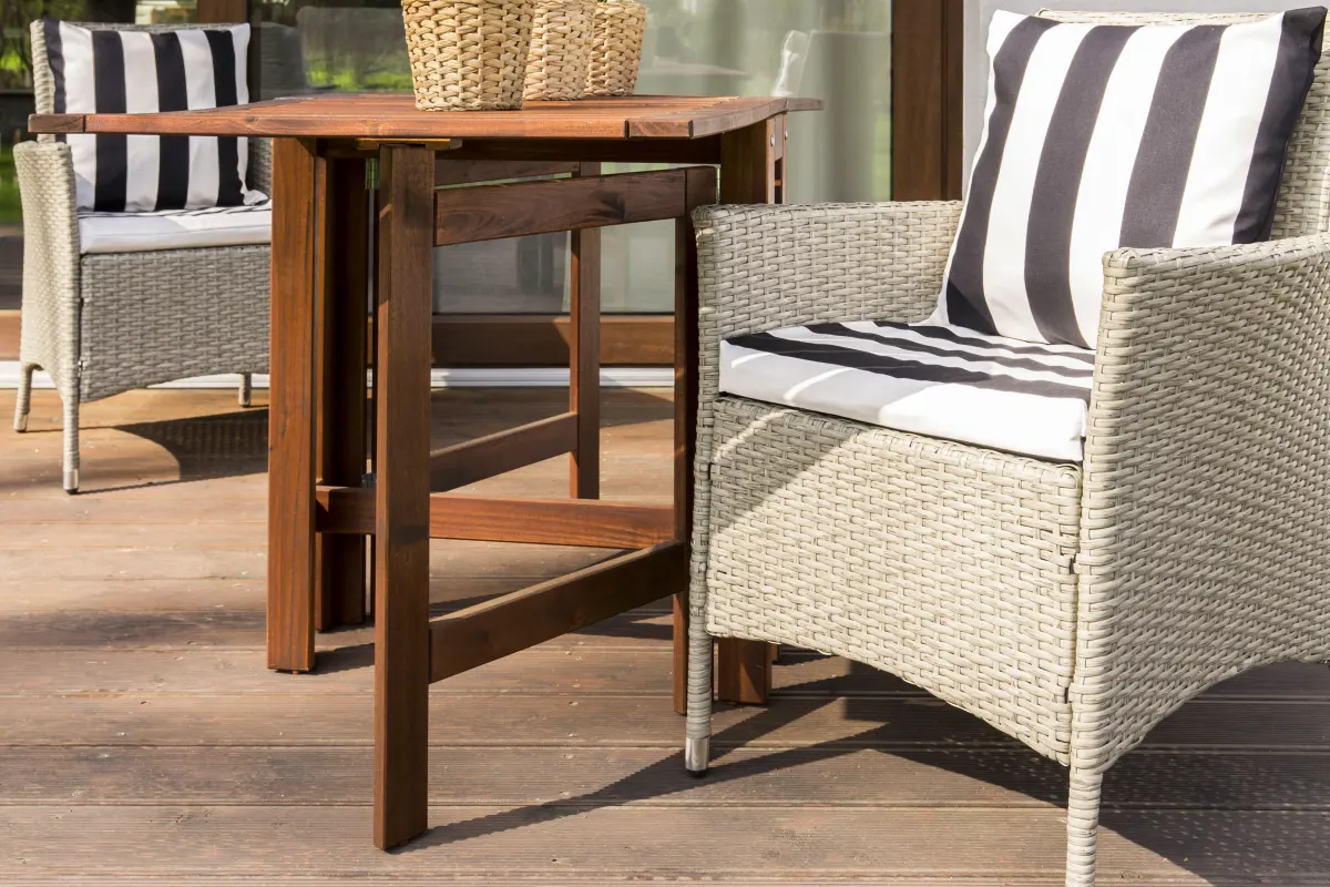 terrasse bois le village Terrasse en bois dans le vieux village de Mougins : terrasse en bois avec fauteuils et coussins