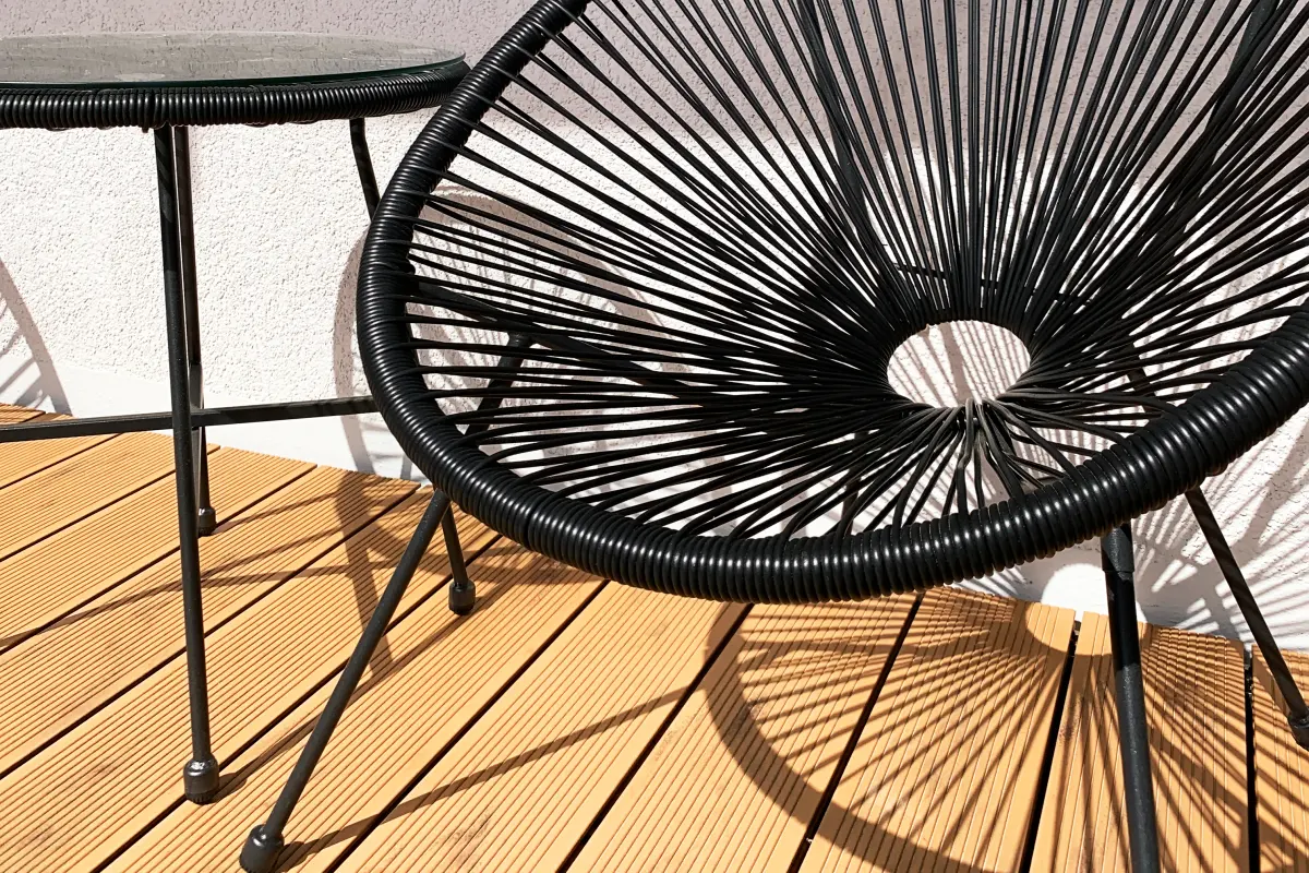 terrasse bois notre dame de vie Terrasse en bois à Notre-Dame-de-Vie à Mougins : chaise design sur une terrasse en bois